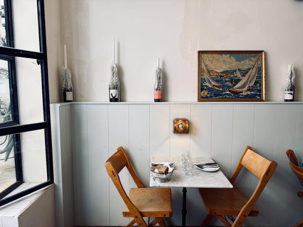 La poissonnerie Kennedy est un restaurant de poissons et fruits de mer située dans le quartier de Malmousque à Marseille. (déco)