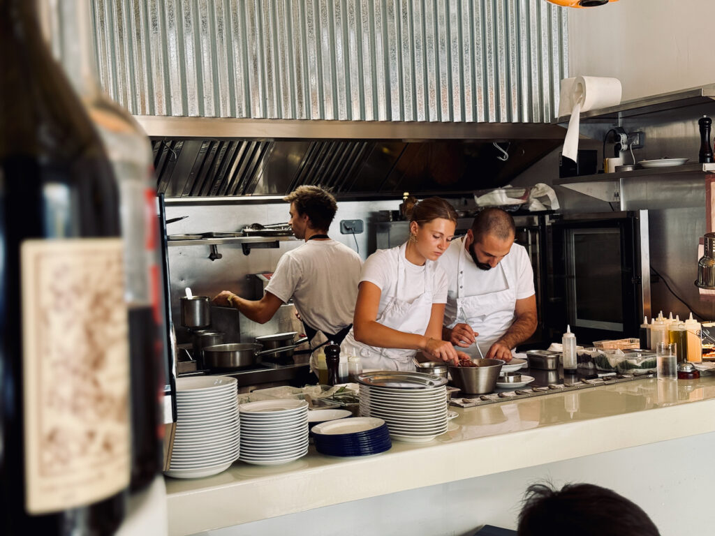 La poissonnerie Kennedy est un restaurant de poissons et fruits  de mer située dans le quartier de Malmousque à Marseille.