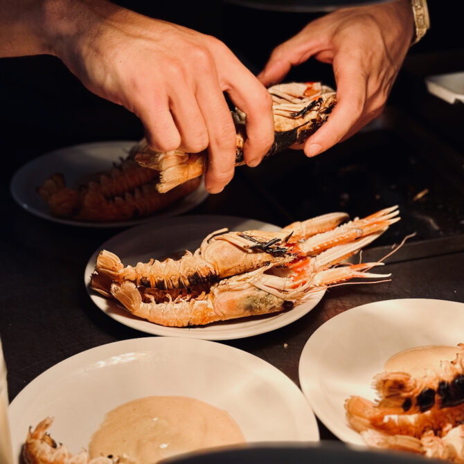 La poissonnerie Kennedy est un restaurant de poissons et fruits de mer située dans le quartier de Malmousque à Marseille. (langoustes)