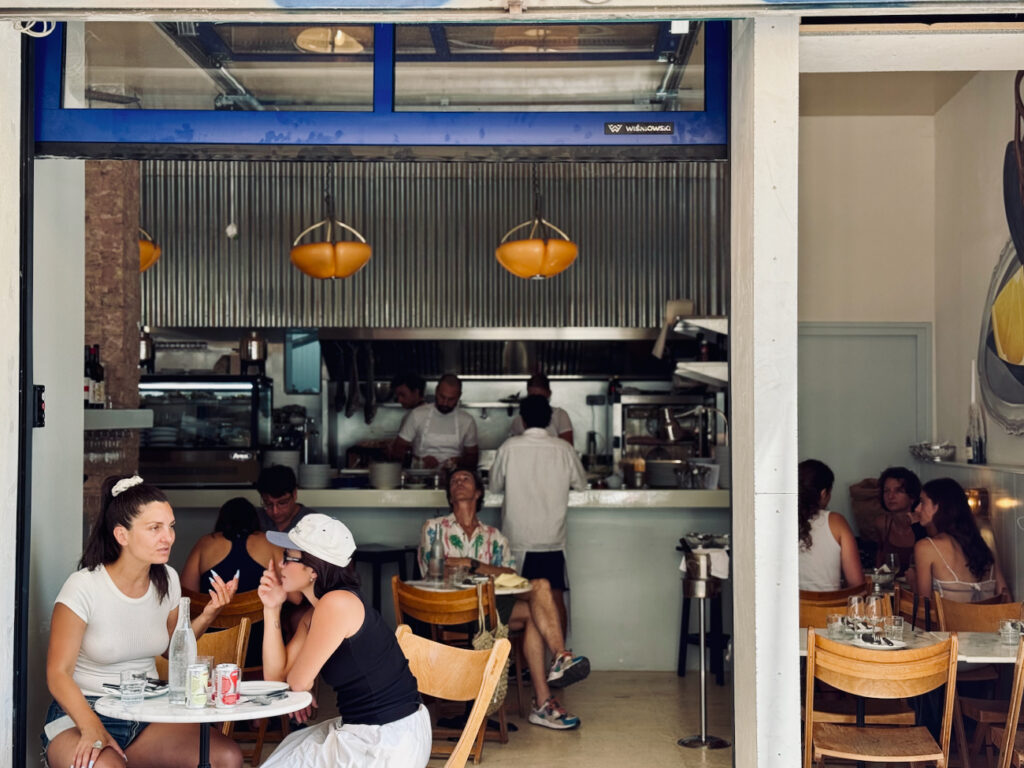 La poissonnerie Kennedy est un restaurant de poissons et fruits de mer située dans le quartier de Malmousque à Marseille. (terrasse ter)