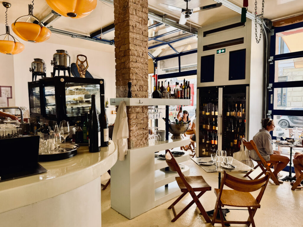 La poissonnerie Kennedy est un restaurant de poissons et fruits  de mer située dans le quartier de Malmousque à Marseille.