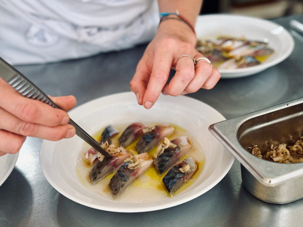 La poissonnerie Kennedy est un restaurant de poissons et fruits de mer située dans le quartier de Malmousque à Marseille. (dressage)