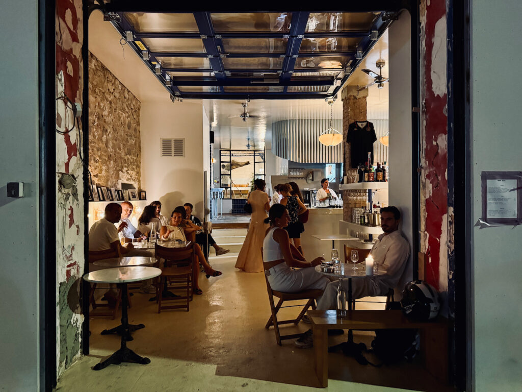La poissonnerie Kennedy est un restaurant de poissons et fruits de mer située dans le quartier de Malmousque à Marseille. (intérieur de nuit)