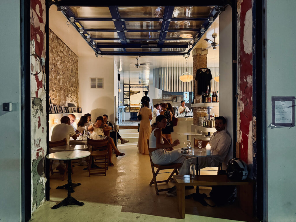 La poissonnerie Kennedy est un restaurant de poissons et fruits de mer située dans le quartier de Malmousque à Marseille. (soirée)