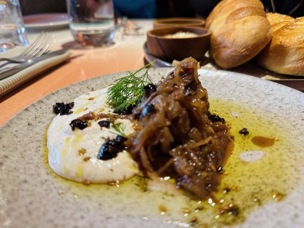 Forest : restaurant de cuisine méditerranéenne à Marseille (labné et pain)