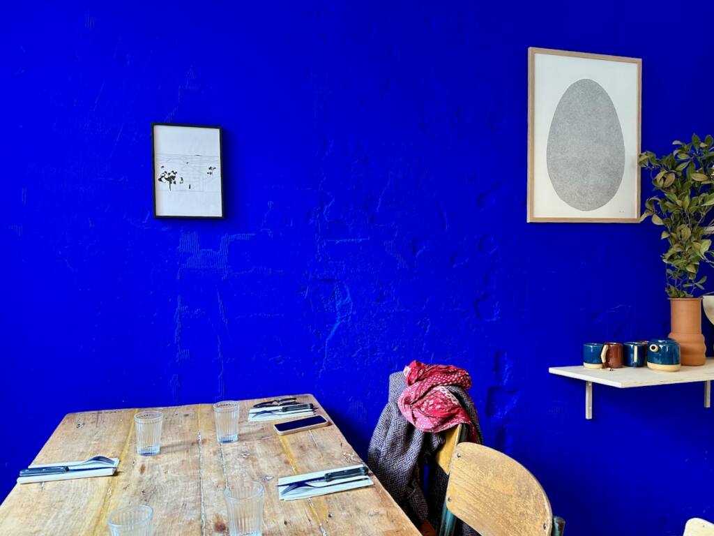 Moutchou : Epicerie, café et cantine dans le village d'Endoume à Marseille (salle du fond)