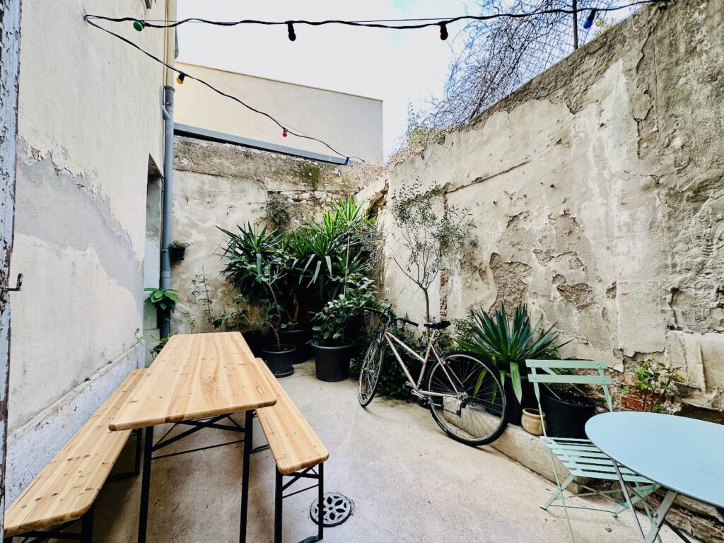 Moutchou : Epicerie, café et cantine dans le village d'Endoume à Marseille (cour)