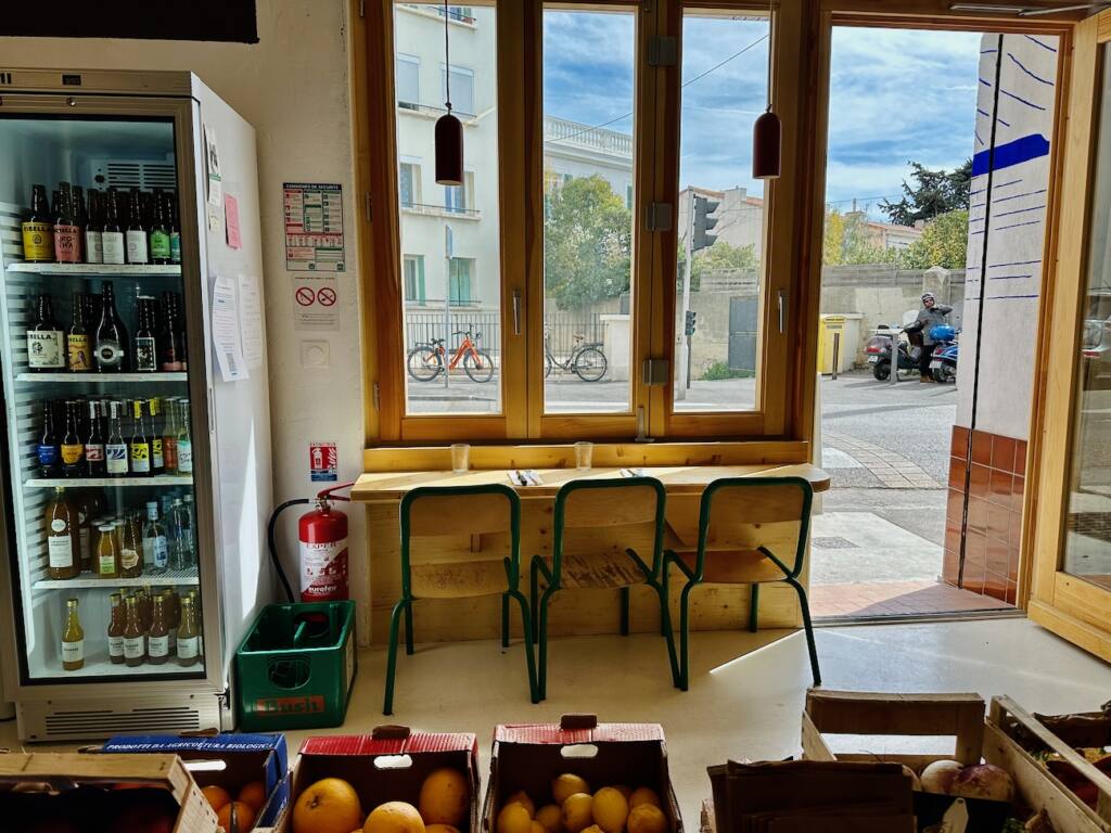 Moutchou : Epicerie, café et cantine dans le village d'Endoume à Marseille (entrée)