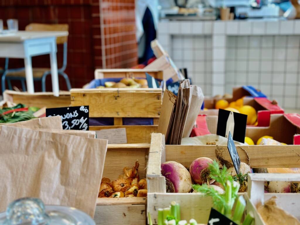 Moutchou : Epicerie, café et cantine dans le village d'Endoume à Marseille (fruits et légumes)