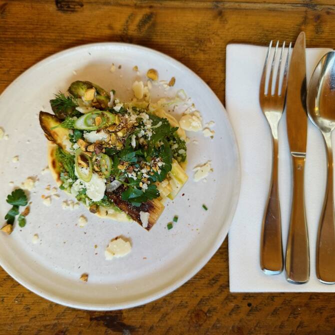 Cédrat x Mama Kyuna : duo culinaire dans un bistrot à Marseille  (asperges)