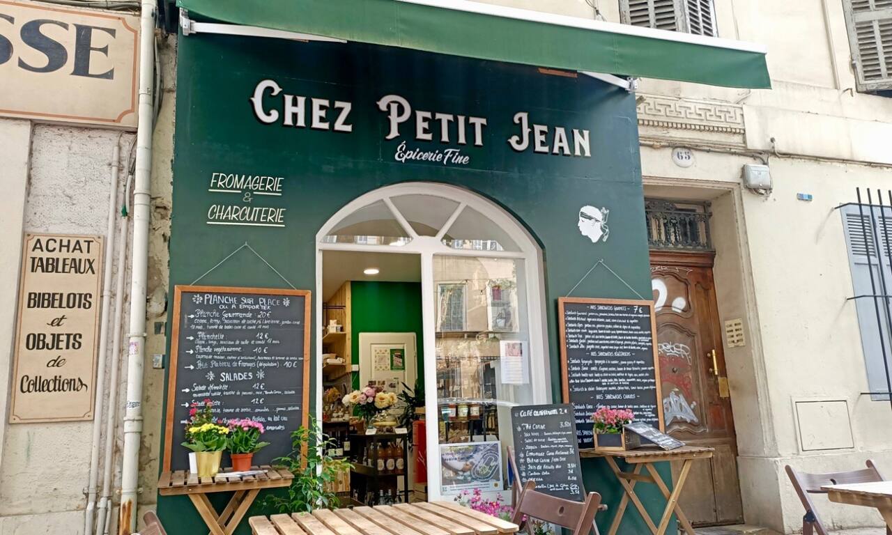 Chez Petit Jean, épicerie à Marseille : devanture