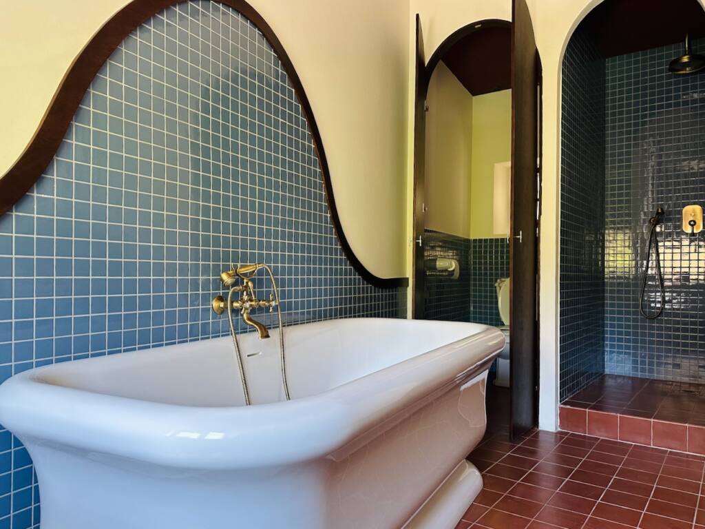 Les Chambres de la Relève - Chambres d'hôtes in Marseille - City Guide Love spots (blue bathroom)