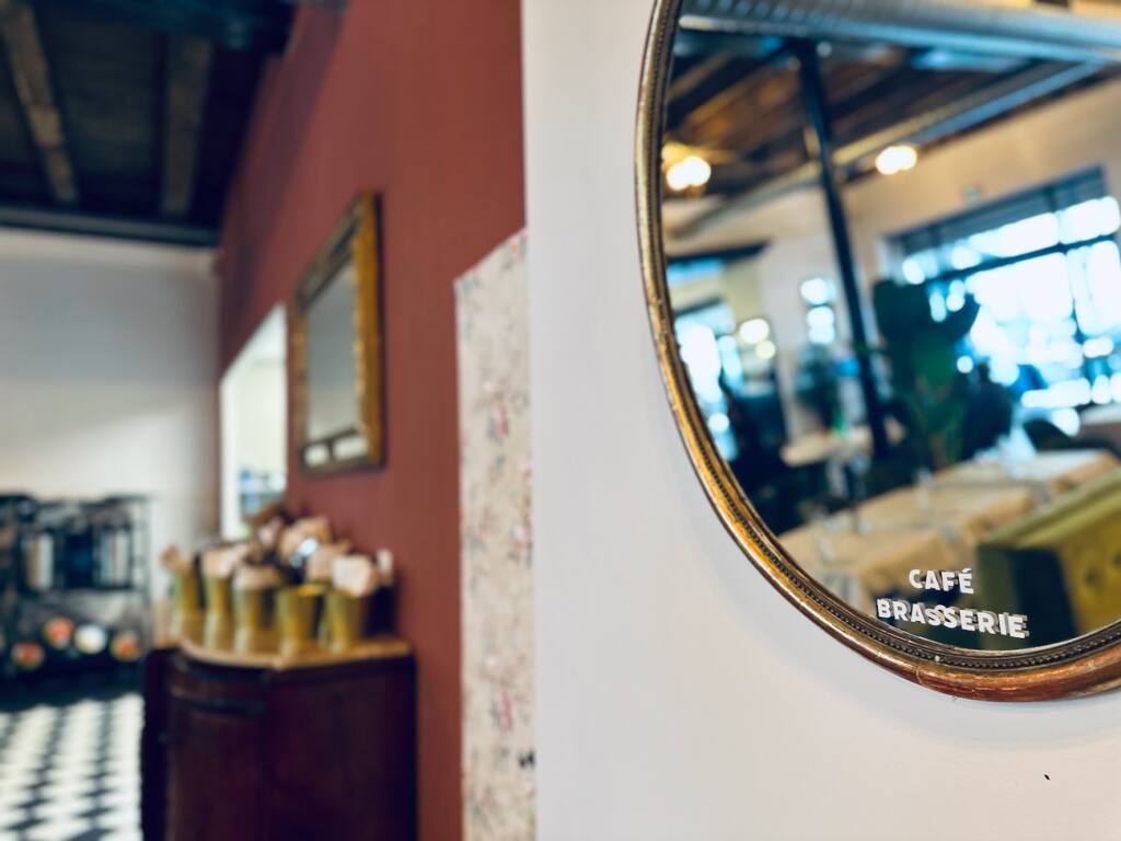 Les Danaïdes : café, bar et brasserie méditerranéenne dans le quartier des Réformés à Marseille (miroir)