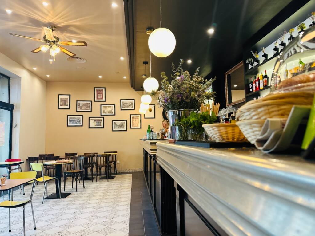 Les Danaïdes : café, bar et brasserie méditerranéenne dans le quartier des Réformés à Marseille (comptoir)