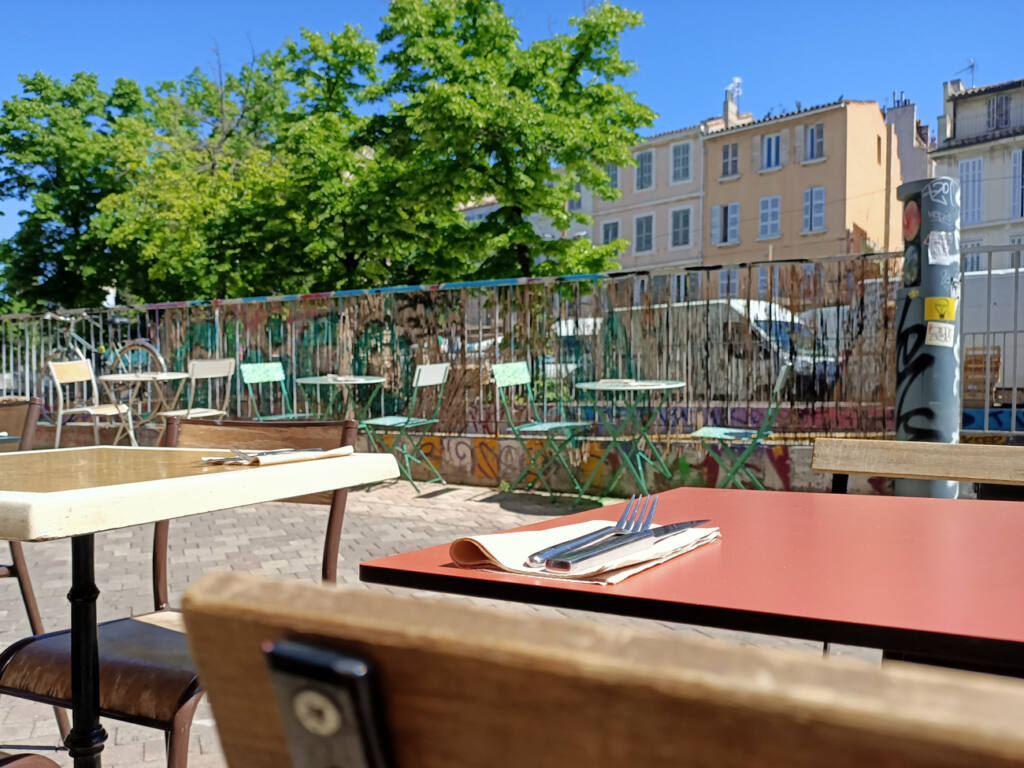 Mariposas, restaurant vegan à Marseille : terrasse cours Julien
