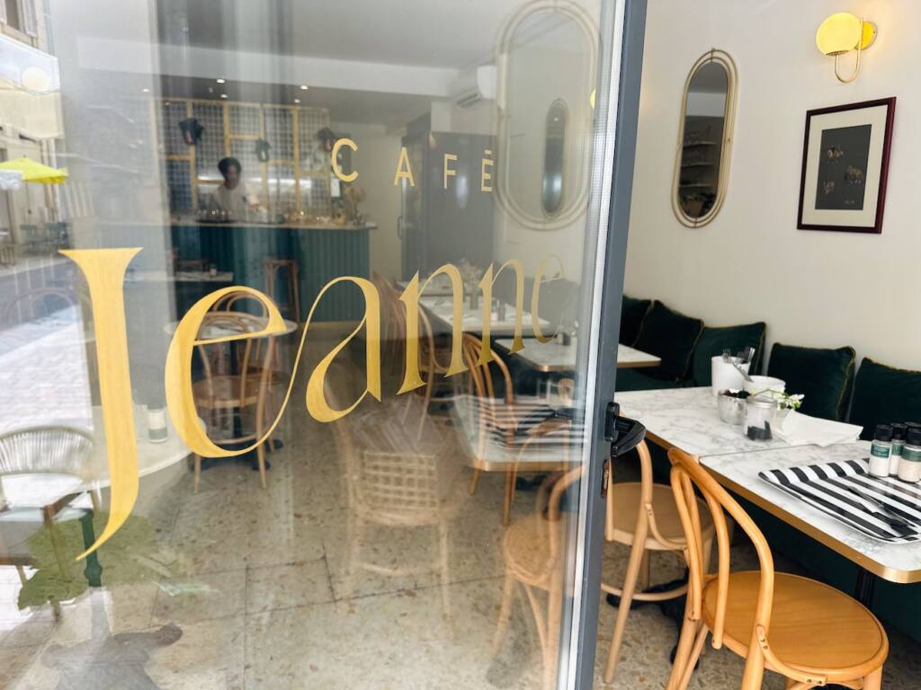 Café Jeanne - Healthy canteen - City Guide Love Spots (entrance)