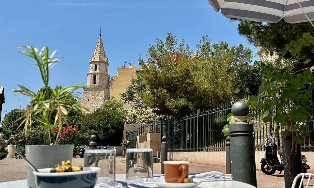 Le Plongeon : restaurant bistronomique à Marseille (vue église des Accoules)