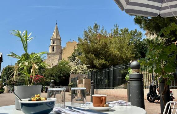 Le Plongeon : restaurant bistronomique à Marseille (vue église des Accoules)
