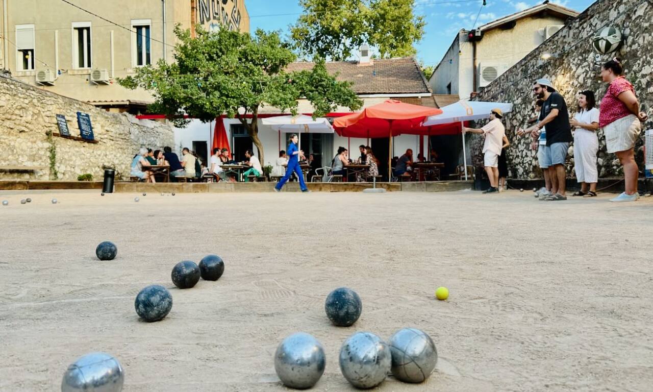 Au pieds tanqués: bar, restaurant et pétanque à Marseille (boules)