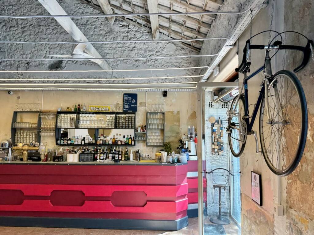 Au pieds tanqués: bar, restaurant et pétanque à Marseille (vélo)