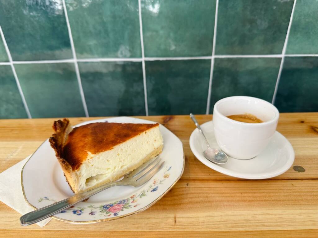 Pollux - Coffee shop in Marseille - City Guide Love Spots (cake)