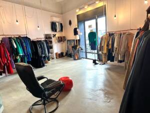 Sape est une boutique de vêtements et d’accessoires vintage situé dans le quartier de la place du 4 Septembre à Marseille (intérieur)