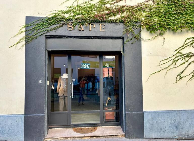 Sape est une boutique de vêtements et d’accessoires vintage situé dans le quartier de la place du 4 Septembre à Marseille (devanture)