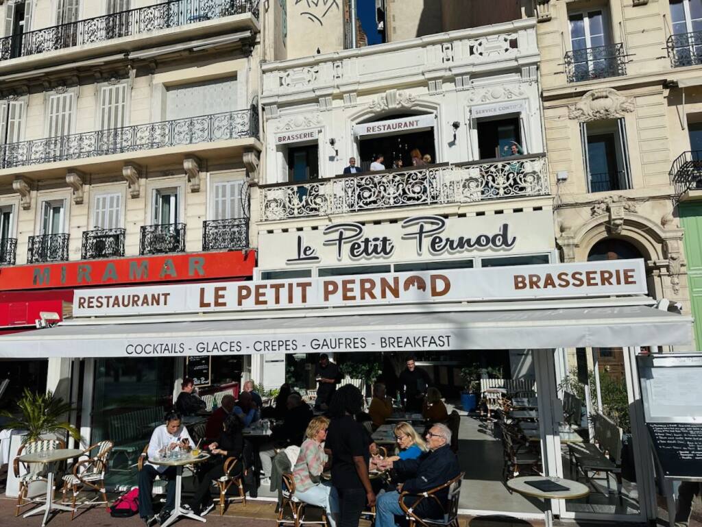 Le Petit Pernod : brasserie méditerranéenne sur le Vieux-Port de Marseille (Terrasse)