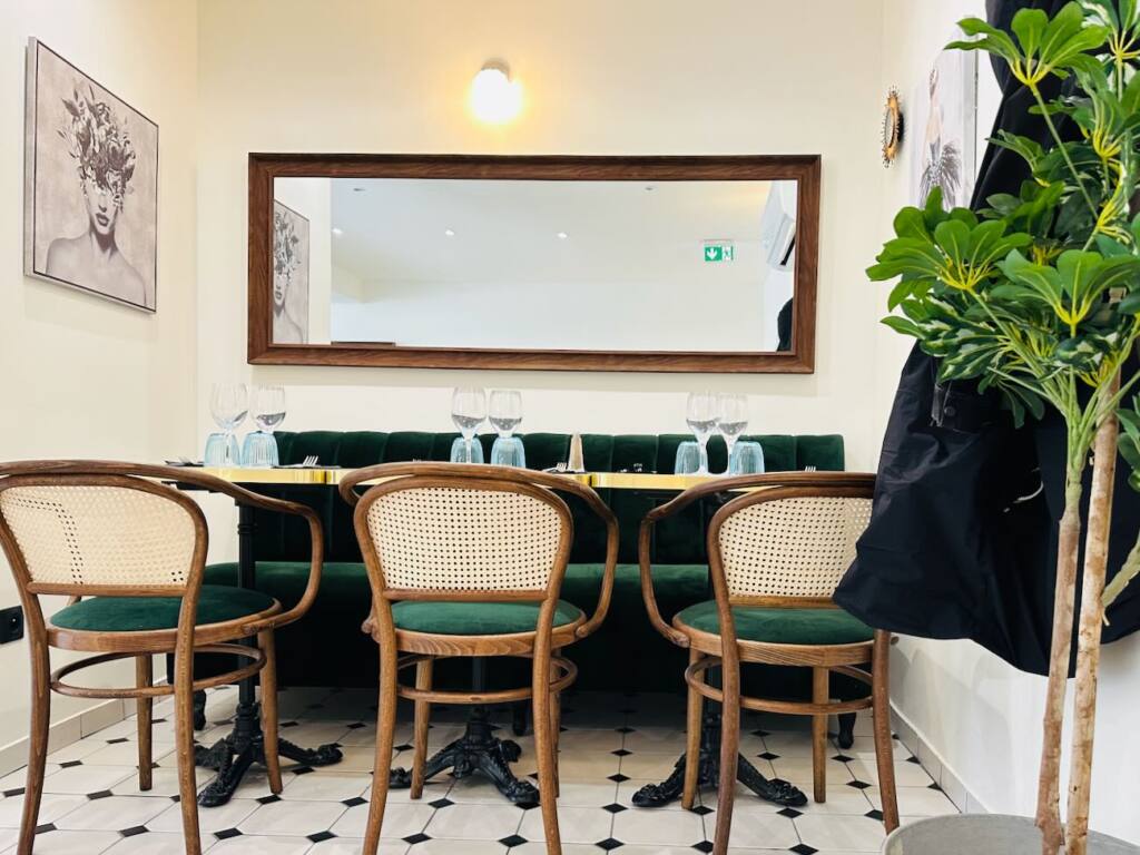 Le Petit Pernod - Mediterranean brasserie in the Vieux-Port of Marseille - City Guide Love Spots (bistrot)