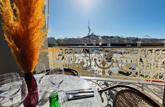 Le Petit Pernod : brasserie méditerranéenne sur le Vieux-Port de Marseille (balcon)