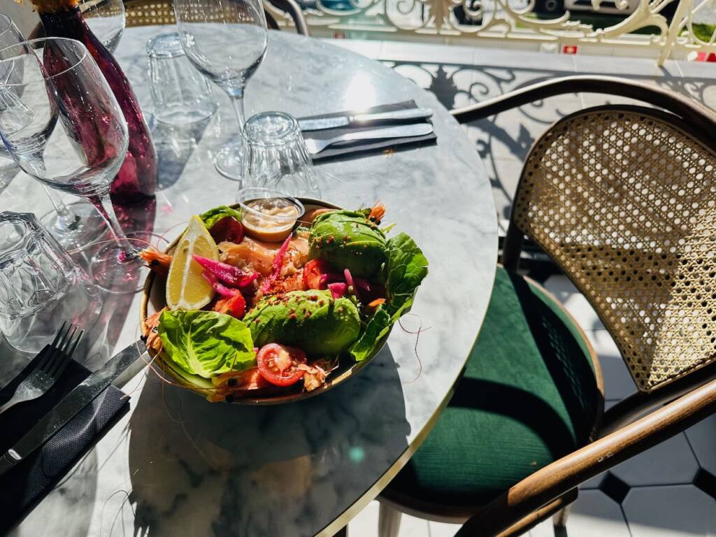 Le Petit Pernod : brasserie méditerranéenne sur le Vieux-Port de Marseille (salade crevette)