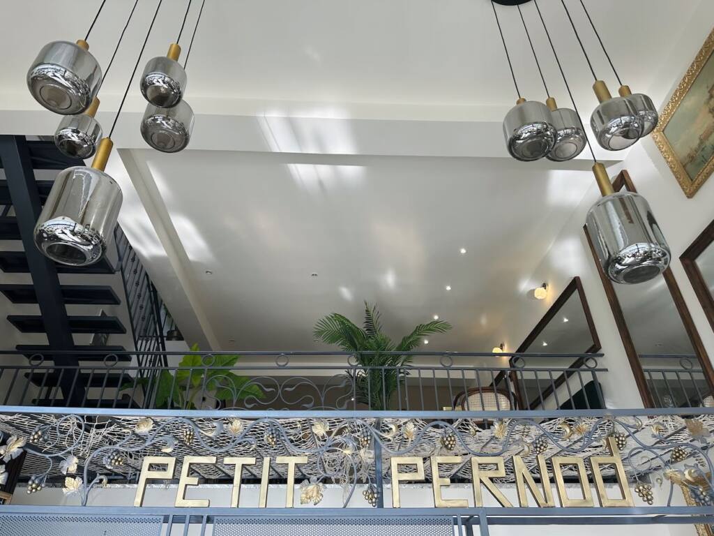 Le Petit Pernod : brasserie méditerranéenne sur le Vieux-Port de Marseille (Ferronerie)
