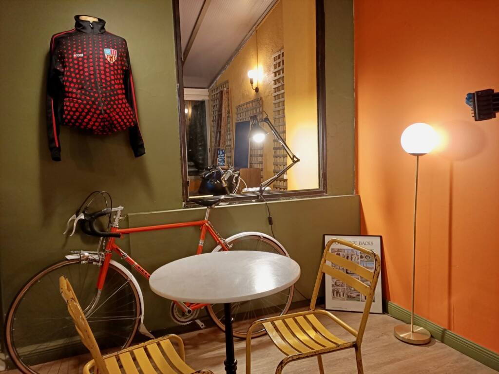 Eclectique la jardin, bar et crêperie à Marseille : atelier de réparation vélo