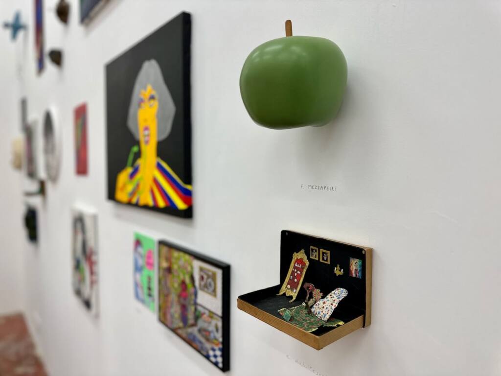 La Nave Va, galerie d'art contemporain à Marseille (pomme)
