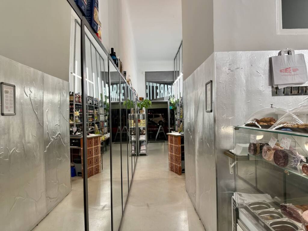 Bazarette : épicerie fine italienne à Marseille (couloir)