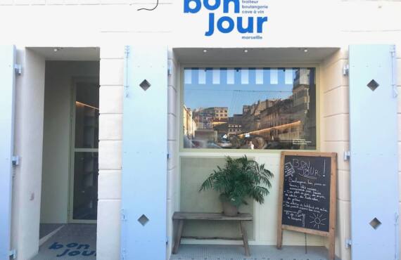Bonjour est un traiteur, boulangerie et épicerie situé sur le cours Jean Ballard à Marseille. (devanture)