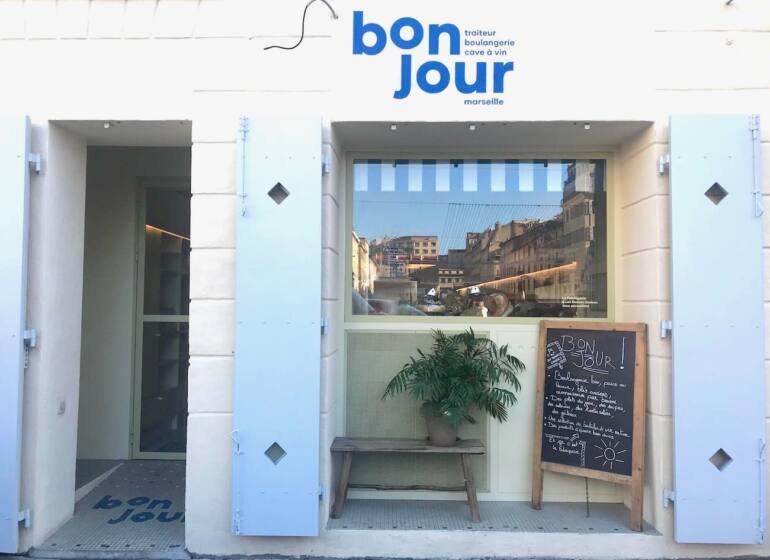 Bonjour est un traiteur, boulangerie et épicerie situé sur le cours Jean Ballard à Marseille. (devanture)