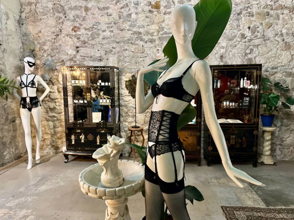 Le Jardin Parfumé : boutique de lingerie fine et d'accessoires intimes à Marseille (intérieur)