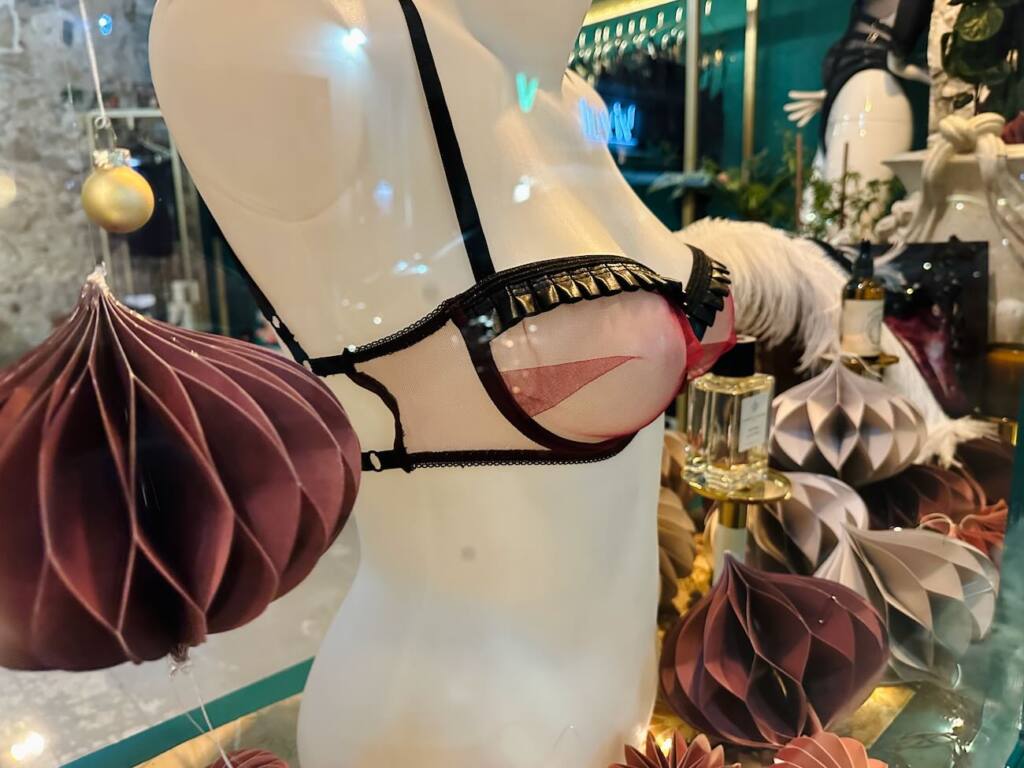 Le Jardin Parfumé : boutique de lingerie fine et d'accessoires intimes à Marseille (vitrine)