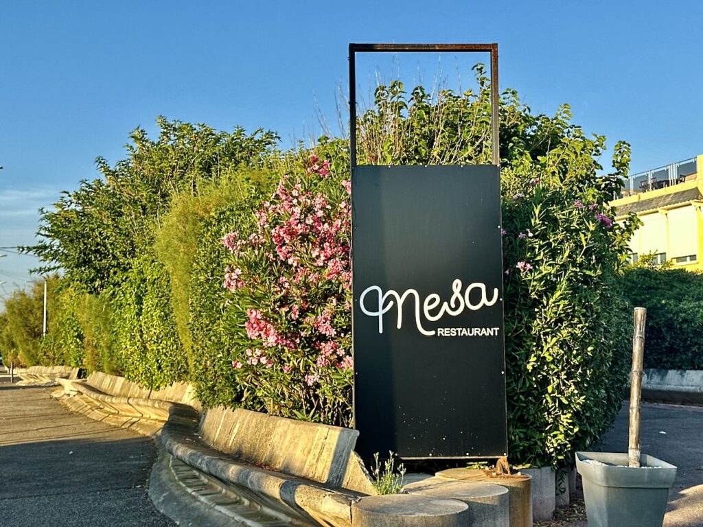 Mesa est une restaurant de cuisine méditerranéenne à Marseille entre les quartiers de la Pointe rouge et la Grotte-Rolland. Il propose sur sa grande terrasse végétalisée des déjeuners, dîners et apéros tapas (enseigne)
