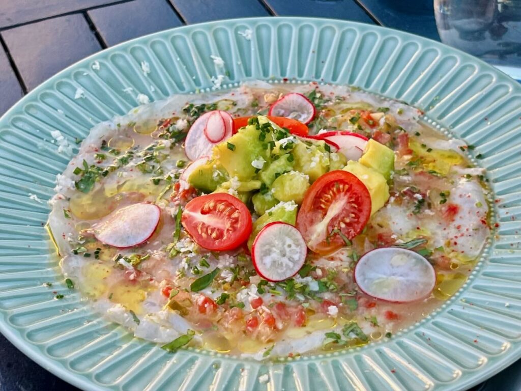 Mesa est une restaurant de cuisine méditerranéenne à Marseille entre les quartiers de la Pointe rouge et la Grotte-Rolland. Il propose sur sa grande terrasse végétalisée des déjeuners, dîners et apéros tapas (cevicche loup)