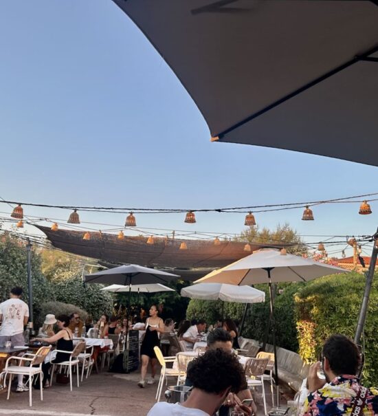 Mesa est une restaurant de cuisine méditerranéenne à Marseille entre les quartiers de la Pointe rouge et la Grotte-Rolland. Il propose sur sa grande terrasse végétalisée des déjeuners, dßners et apéros tapas (guirlandes)
