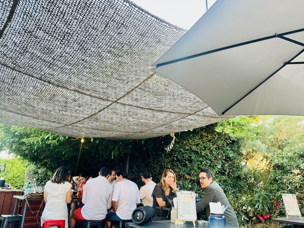 Mesa est une restaurant de cuisine méditerranéenne à Marseille entre les quartiers de la Pointe rouge et la Grotte-Rolland. Il propose sur sa grande terrasse végétalisée des déjeuners, dîners et apéros tapas (mange-debouts)