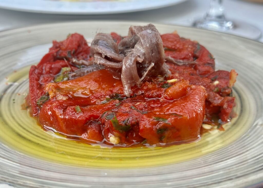 Mesa est une restaurant de cuisine méditerranéenne à Marseille entre les quartiers de la Pointe rouge et la Grotte-Rolland. Il propose sur sa grande terrasse végétalisée des déjeuners, dîners et apéros tapas (poivrons)
