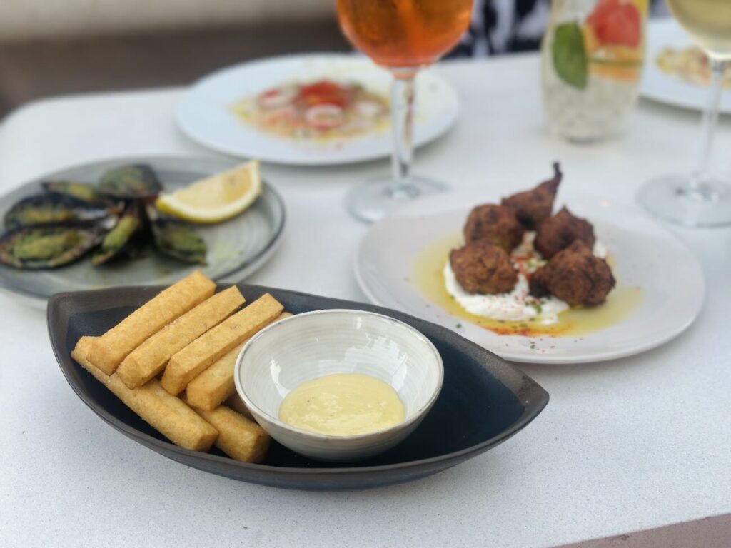 Mesa est une restaurant de cuisine méditerranéenne à Marseille entre les quartiers de la Pointe rouge et la Grotte-Rolland. Il propose sur sa grande terrasse végétalisée des déjeuners, dîners et apéros tapas (aperitivo)