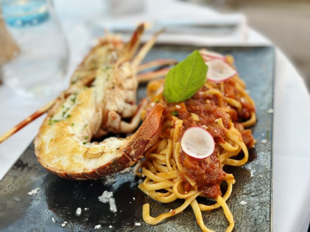 Mesa est une restaurant de cuisine méditerranéenne à Marseille entre les quartiers de la Pointe rouge et la Grotte-Rolland. Il propose sur sa grande terrasse végétalisée des déjeuners, dîners et apéros tapas (langouste)