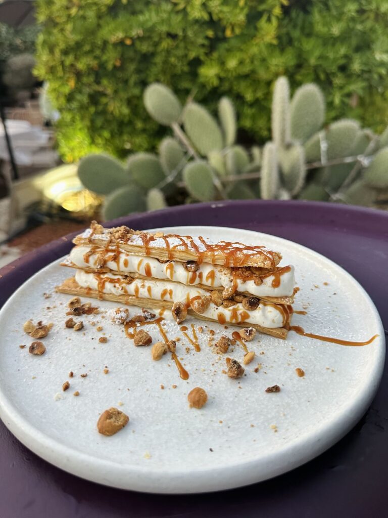 Mesa est une restaurant de cuisine méditerranéenne à Marseille entre les quartiers de la Pointe rouge et la Grotte-Rolland. Il propose sur sa grande terrasse végétalisée des déjeuners, dîners et apéros tapas (mille feuille)