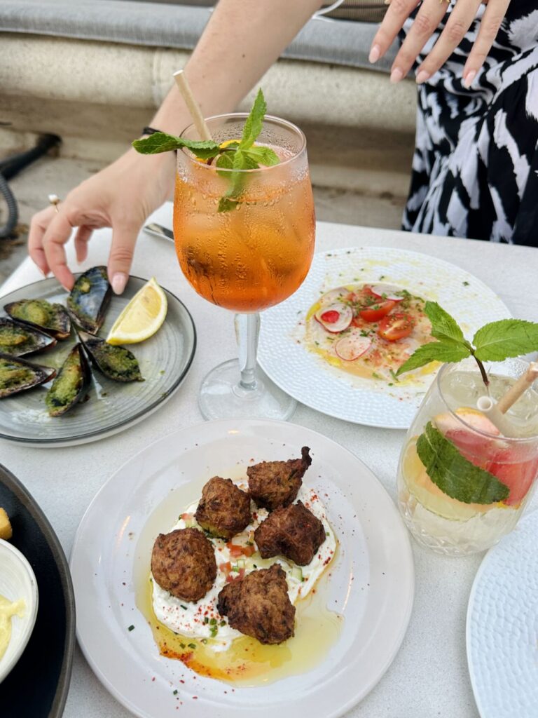 Mesa est une restaurant de cuisine méditerranéenne à Marseille entre les quartiers de la Pointe rouge et la Grotte-Rolland. Il propose sur sa grande terrasse végétalisée des déjeuners, dîners et apéros tapas (apero tapas)