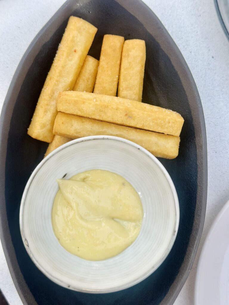 Mesa est une restaurant de cuisine méditerranéenne à Marseille entre les quartiers de la Pointe rouge et la Grotte-Rolland. Il propose sur sa grande terrasse végétalisée des déjeuners, dîners et apéros tapas (panisses)