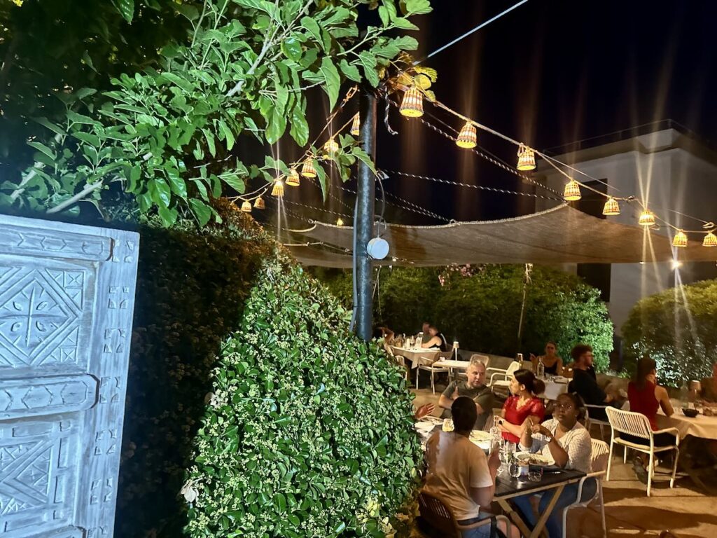 Mesa est une restaurant de cuisine méditerranéenne à Marseille entre les quartiers de la Pointe rouge et la Grotte-Rolland. Il propose sur sa grande terrasse végétalisée des déjeuners, dîners et apéros tapas (soirée)